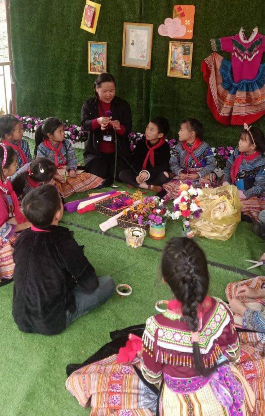 Cô Thủy hướng dẫn học sinh