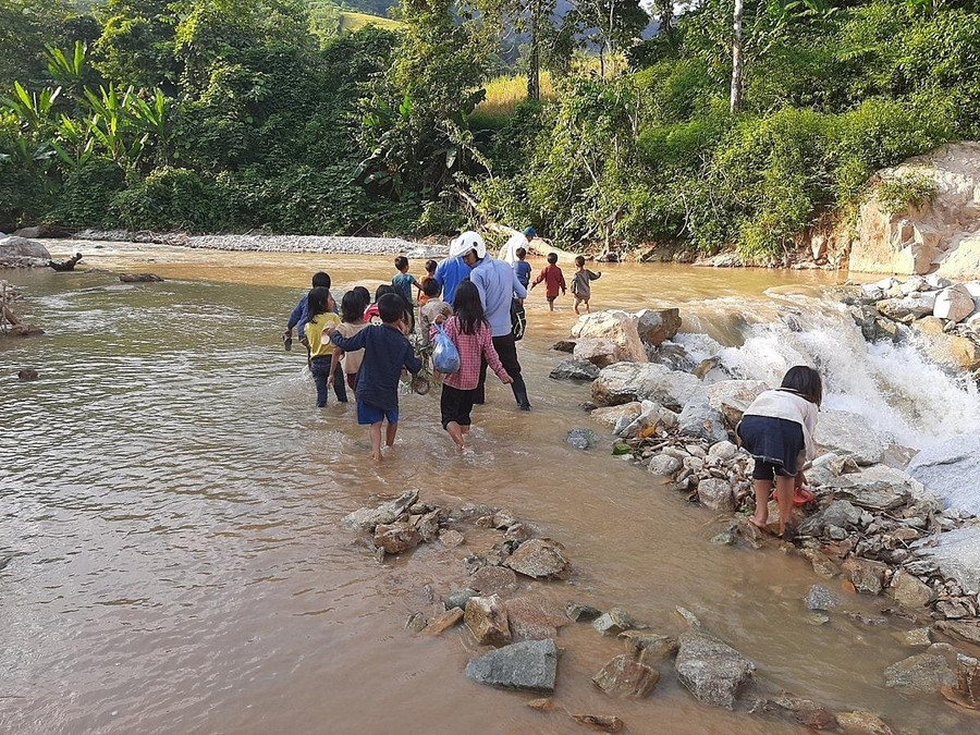 Giáo dục kỹ năng qua sông, suối khi đi học cho học trò dân tộc. Giáo dục kỹ năng qua sông, suối khi đi học cho học trò dân tộc.