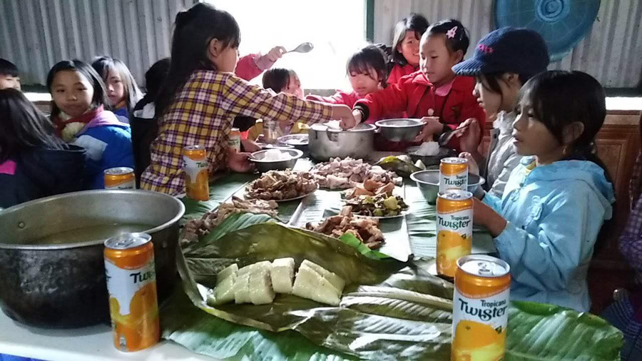 Những bữa liên hoan với thực phẩm do chính giáo viên, học sinh tăng gia sản xuất. Những bữa liên hoan với thực phẩm do chính giáo viên, học sinh tăng gia sản xuất.