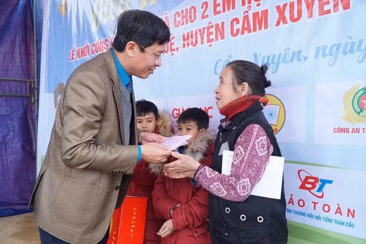 Chủ tịch Công đoàn GDVN Vũ Minh Đức trao quà cho 3 bà cháu.