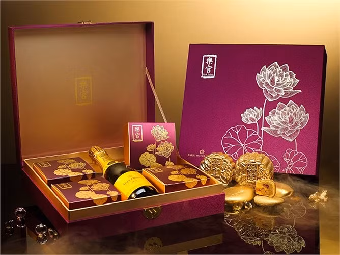Một hộp bánh trung thu được trang trí cầu kỳ với hình hoa sen trên vỏ hộp và còn được tặng kèm một chai rượu ngon. hop-banh-trung-thu-11.jpg.0.500