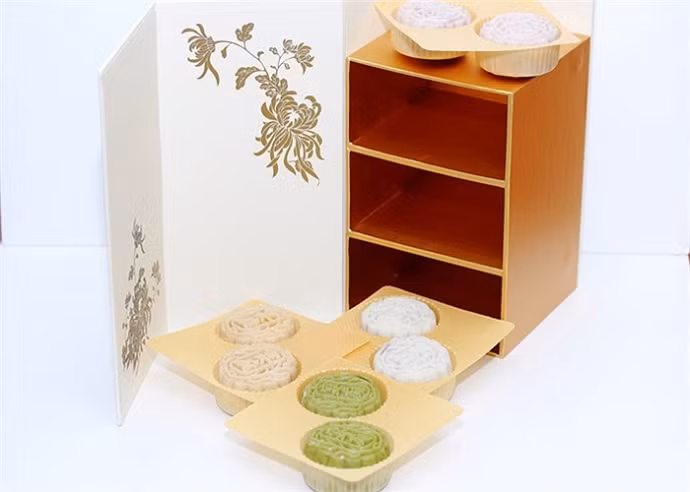 Chiếc hộp dựng bánh thanh lịch được thiết kế giống như một tháp tủ nhỏ cất giữ kho báu ẩn bên trong ngăn kéo. Mỗi hộp đi kèm với 8 bánh trung thu. hop-banh-trung-thu-5.jpg.0.500