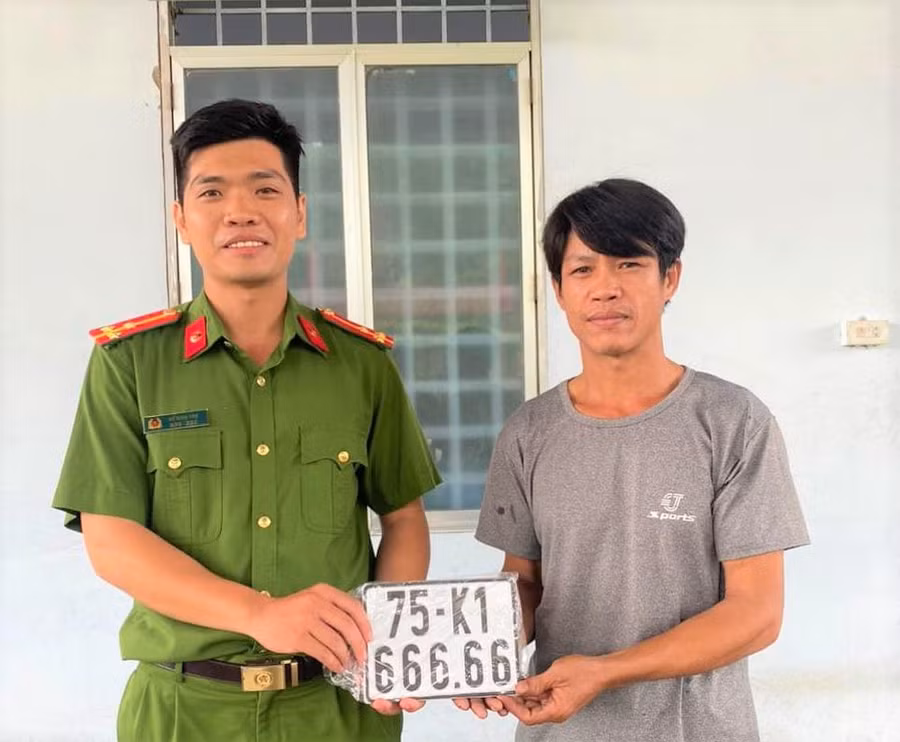Công an xã Lộc Trì, huyện Phú Lộc trao biển số ngũ quý 6 cho chú ruột của anh Mãng. (Ảnh: CACC)