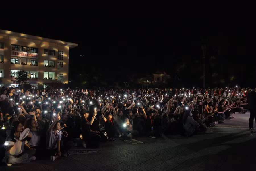 Lung linh dưới ánh đèn Flash.