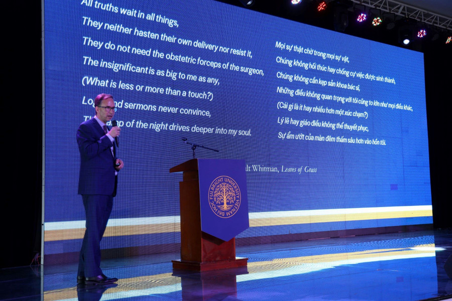 Giáo sư Scott Fritzen, Chủ tịch Đại học Fulbright Việt Nam, chia sẻ tại lễ khai giảng. Giáo sư Scott Fritzen, Chủ tịch Đại học Fulbright Việt Nam, chia sẻ tại lễ khai giảng.