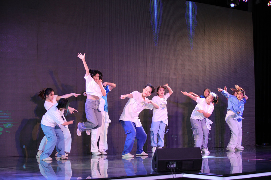 Chương trình văn nghệ chào mừng lễ khai giảng Trường Trường ĐH Fulbright Việt Nam. Chương trình văn nghệ chào mừng lễ khai giảng Trường Trường ĐH Fulbright Việt Nam.