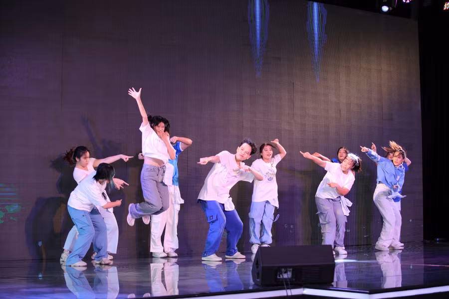 Chương trình văn nghệ chào mừng lễ khai giảng Trường Trường ĐH Fulbright Việt Nam.