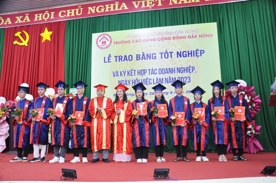 T.S Tôn Thị Ngọc Hạnh - Tỉnh ủy viên, Phó chủ tịch UBND tỉnh, Chủ tịch Hội đồng trường và TS. Nguyễn Hữu Lành, Hiệu trưởng nhà trường trao bằng tốt nghiệp cho tân khoa khóa K20. T.S Tôn Thị Ngọc Hạnh - Tỉnh ủy viên, Phó chủ tịch UBND tỉnh, Chủ tịch Hội đồng trường và TS. Nguyễn Hữu Lành, Hiệu trưởng nhà trường trao bằng tốt nghiệp cho tân khoa khóa K20.