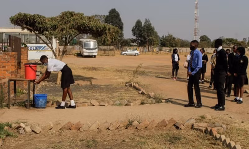 Các trường học thiếu nước trầm trọng.