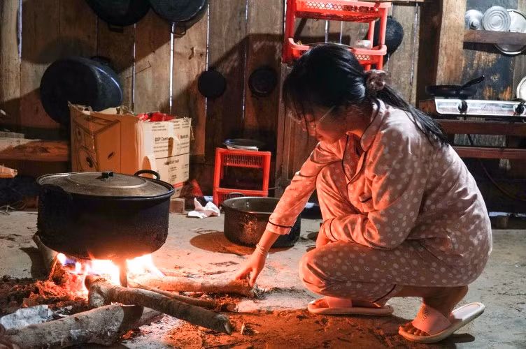 Cô giáo trẻ Ngân Thị Thanh Nhàn cắm bản đi dạy tại Trường Tiểu học Mai Sơn (Tương Dương, Nghệ An).