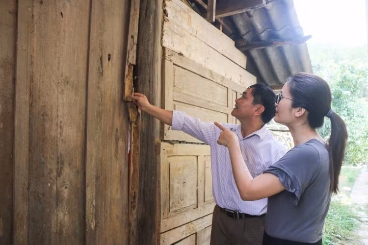 Nhà công vụ giáo viên Trường Tiểu học Bình Chuẩn (huyện Con Cuông, Nghệ An) bị mối mọt cửa, cột gỗ.