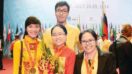 Tài năng không đợi tuổi ảnh 1 Phạm Ngân Giang (thứ 2 từ trái sang), cùng các thành viên đội tuyển Olympic quốc tế 2014.