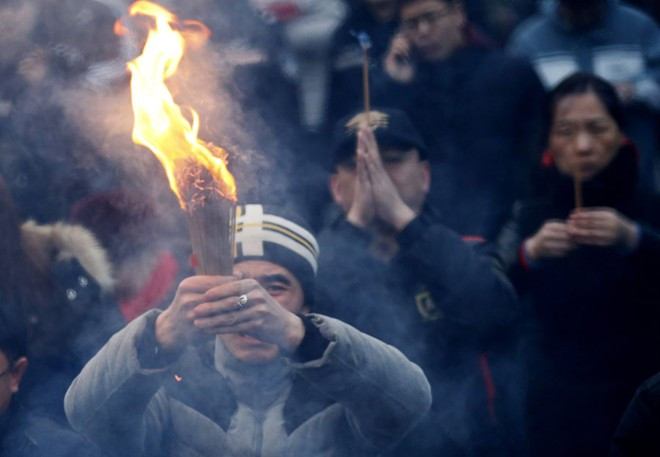 Đi lễ chùa đầu năm là một trong những nét văn hóa truyền thống không thể thiếu trong đời sống tâm linh của đa số người dân châu Á. Cảnh lễ chùa đầu năm tại quốc gia đông dân nhất thế giới