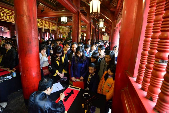 Người Hà Nội rộn ràng đi xin chữ đầu năm - Ảnh 4