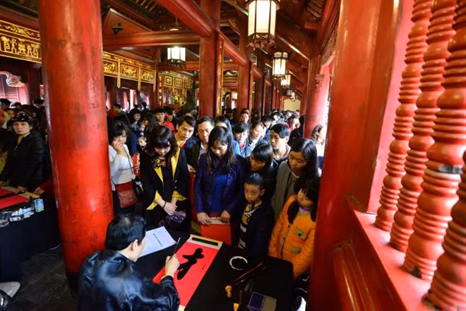 Người Hà Nội rộn ràng đi xin chữ đầu năm - Ảnh 4