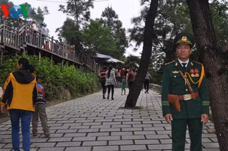 Hàng ngàn người dân thành kính viếng mộ Đại tướng Võ Nguyên Giáp ảnh 4