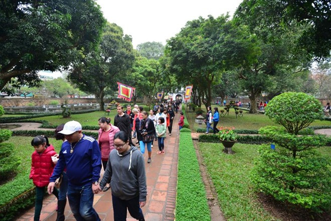 Người Hà Nội rộn ràng đi xin chữ đầu năm - Ảnh 2