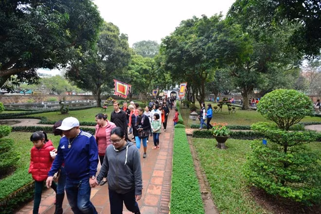 Người Hà Nội rộn ràng đi xin chữ đầu năm - Ảnh 2