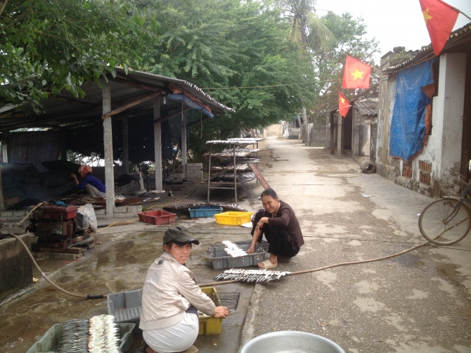 Bám trụ với nghề bán muối, rong ruổi ngày mùng 1 tết - Ảnh 1