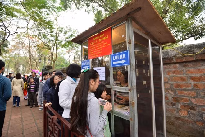 Người Hà Nội rộn ràng đi xin chữ đầu năm - Ảnh 1