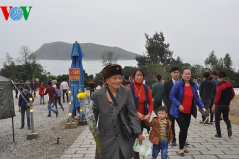 Hàng ngàn người dân thành kính viếng mộ Đại tướng Võ Nguyên Giáp ảnh 2 Hàng ngàn người dân thành kính viếng mộ Đại tướng Võ Nguyên Giáp ảnh 2