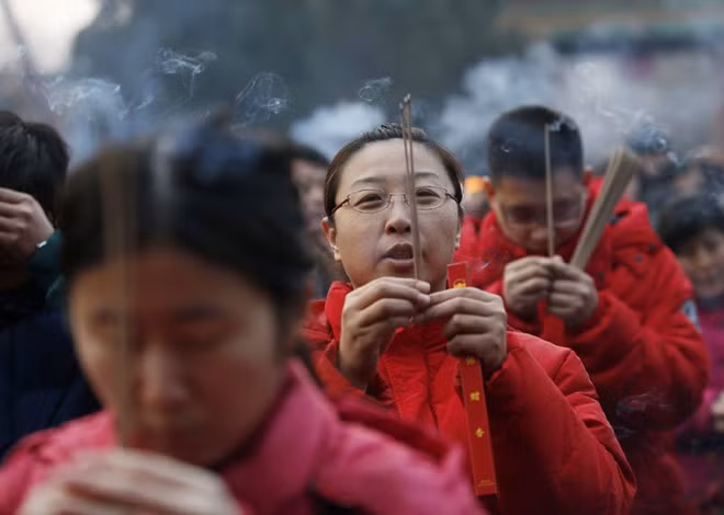 Như nhiều quốc gia châu Á, người dân Trung Quốc tin rằng, dâng hương tại đền, chùa vào ngày mùng 1 sẽ đem lại may mắn suốt cả năm. Cảnh lễ chùa đầu năm tại quốc gia đông dân nhất thế giới