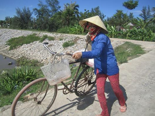 Bám trụ với nghề bán muối, rong ruổi ngày mùng 1 tết - Ảnh 2