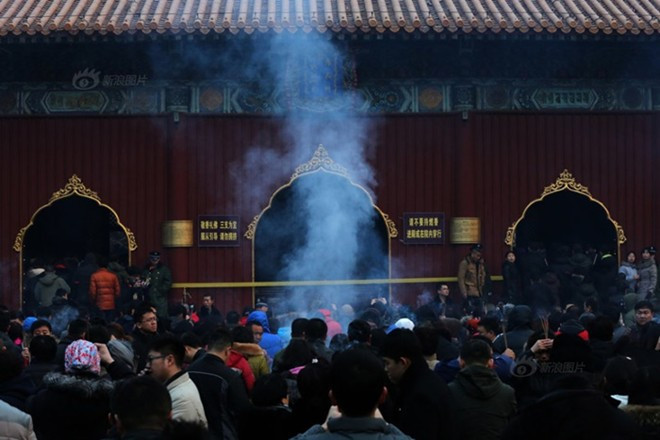 Năm nay, ban quản lý chùa Hoàng Gia phát miễn phí loại hương Hoàng Bảo cho người dân. Loại hương này tạo ít khói, nhằm giảm ô nhiễm môi trường. a