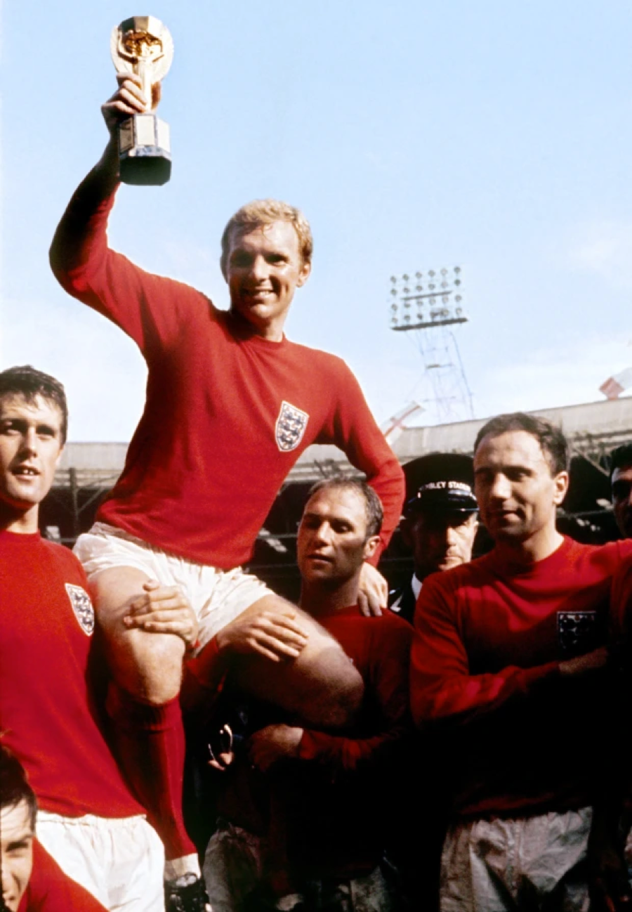 Huyền thoại Bobby Moore của tuyển Anh nâng cúp vô địch World Cup 1966. Huyền thoại Bobby Moore của tuyển Anh nâng cúp vô địch World Cup 1966.