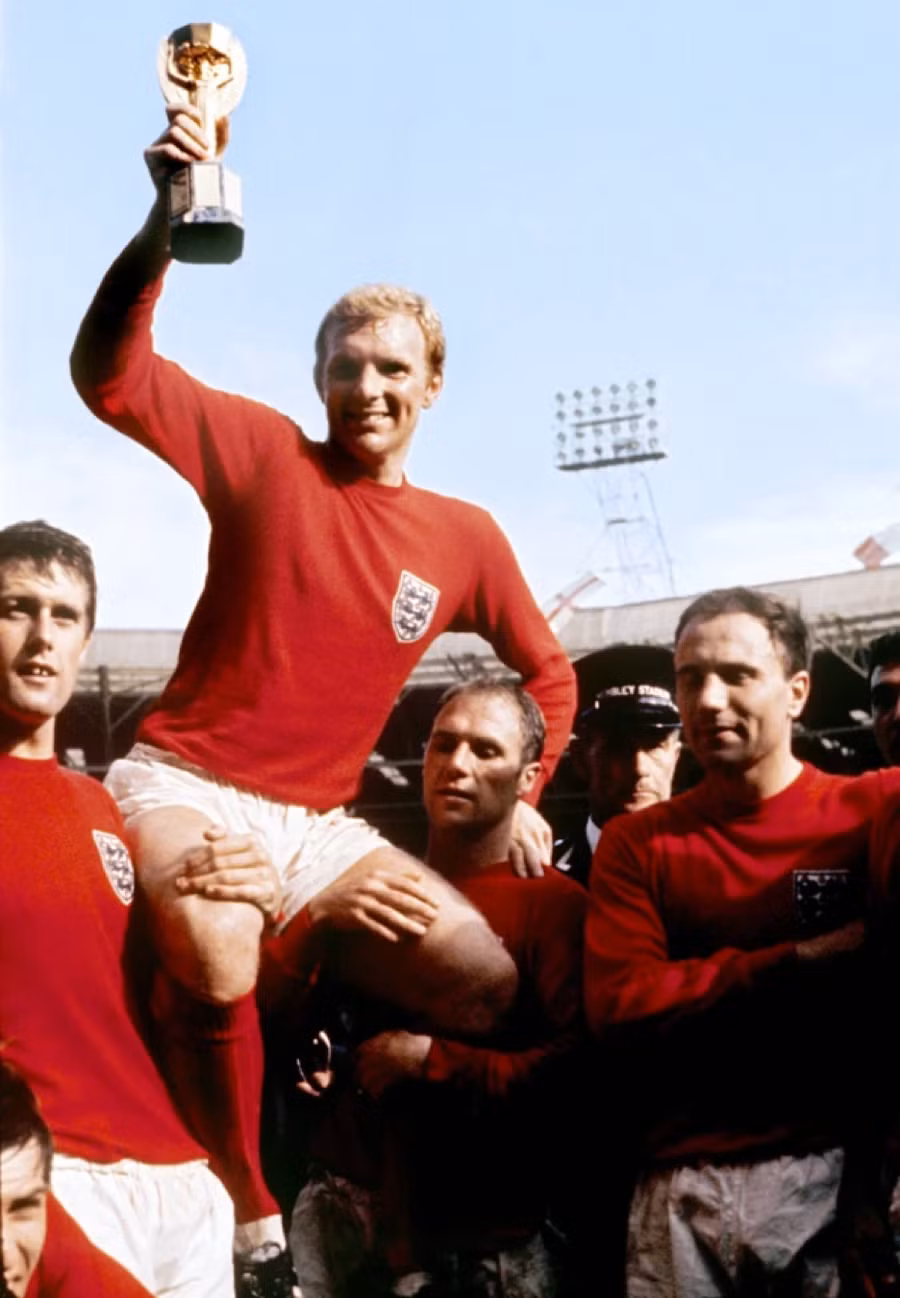 Huyền thoại Bobby Moore của tuyển Anh nâng cúp vô địch World Cup 1966.