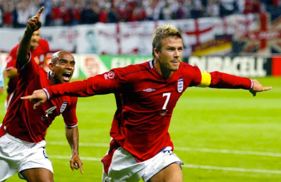 David Beckham ghi bàn vào lưới Argentina tại World Cup 2002. David Beckham ghi bàn vào lưới Argentina tại World Cup 2002.