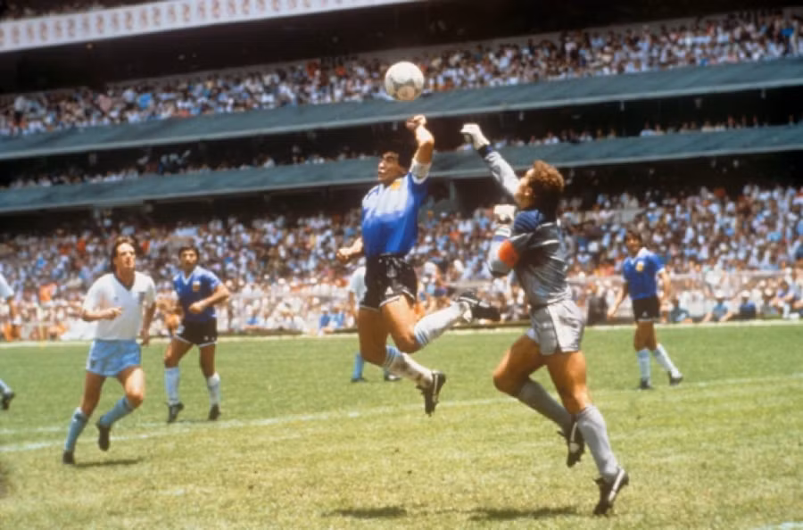 Huyền thoại Diego Maradona ghi bàn thắng ‘Bàn tay của Chúa’ tại World Cup 1986.