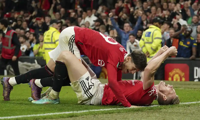 Cầu thủ ăn mừng bàn thắng khi đả bại Aston Villa 4-2 ở vòng 3 cúp Liên đoàn Anh.