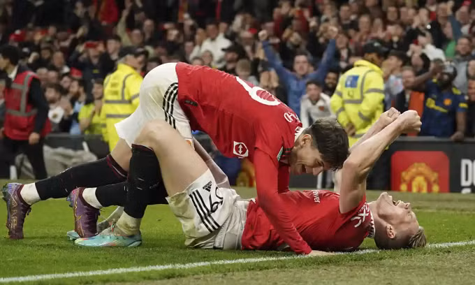 Cầu thủ ăn mừng bàn thắng khi đả bại Aston Villa 4-2 ở vòng 3 cúp Liên đoàn Anh.