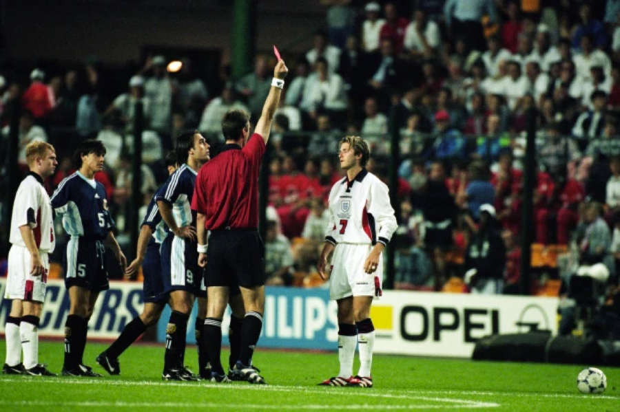 Khoảnh khắc David Beckham nhận thẻ đỏ trong trận Anh - Argentina tại World Cup 1998. Khoảnh khắc David Beckham nhận thẻ đỏ trong trận Anh - Argentina tại World Cup 1998.