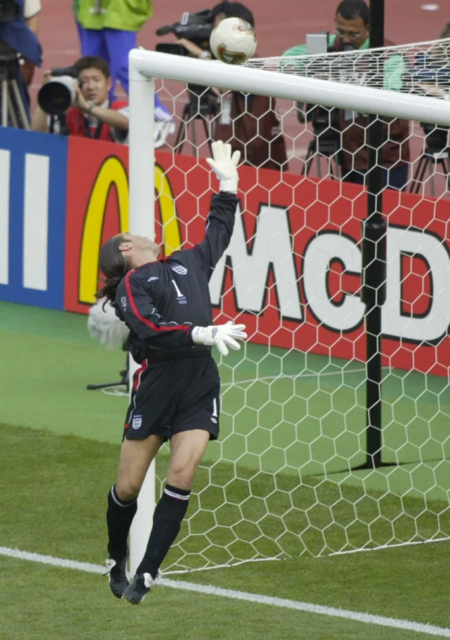 Khoảnh khắc cú lốp bóng qua đầu thủ môn tuyển Anh David Seaman của huyền thoại người Brazil Ronaldinho tại World Cup 2002. Khoảnh khắc cú lốp bóng qua đầu thủ môn tuyển Anh David Seaman của huyền thoại người Brazil Ronaldinho tại World Cup 2002.