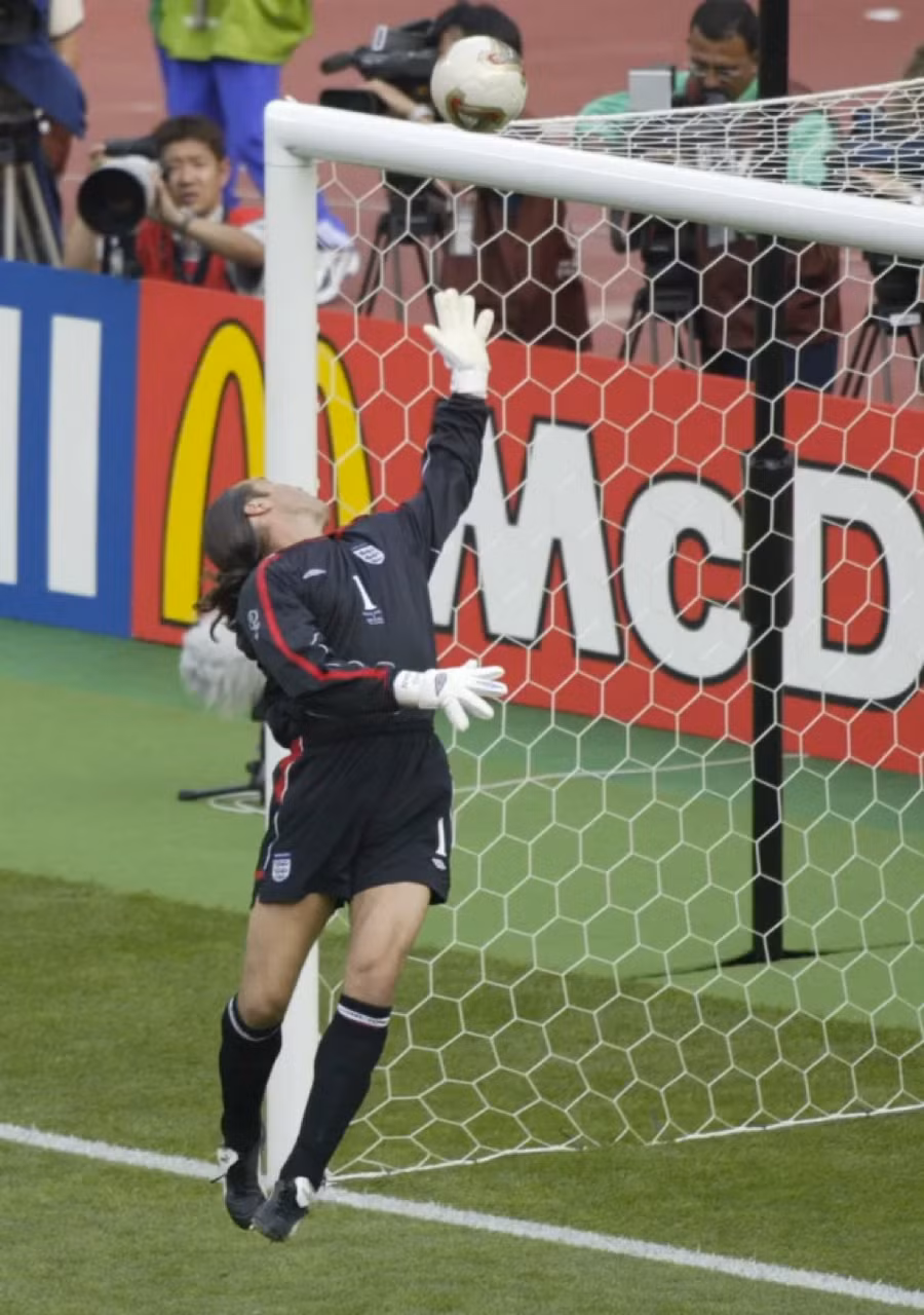 Khoảnh khắc cú lốp bóng qua đầu thủ môn tuyển Anh David Seaman của huyền thoại người Brazil Ronaldinho tại World Cup 2002.