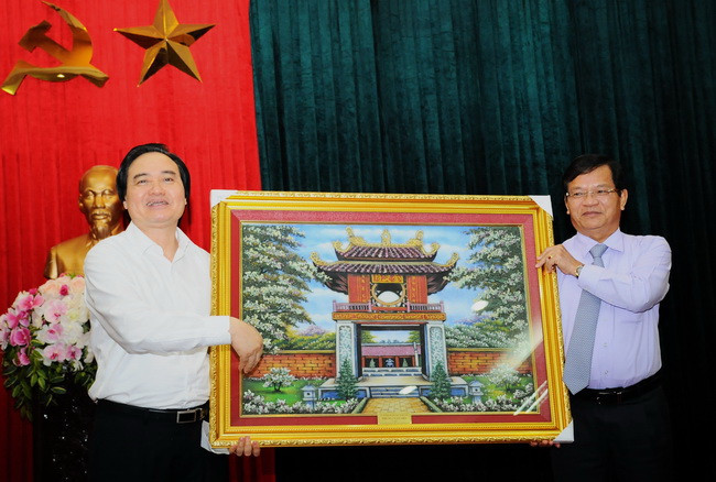 Bộ trưởng tặng bức tranh Khuê Văn Các - Quốc Tử Giám- Đại học đầu tiên của cả nước cho tỉnh Quảng Ngãi, món quà đầy ý nghĩa cho vùng đất hiếu học Bộ trưởng tặng bức tranh Khuê Văn Các - Quốc Tử Giám- Đại học đầu tiên của cả nước cho tỉnh Quảng Ngãi, món quà đầy ý nghĩa cho vùng đất hiếu học