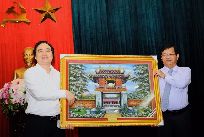 Bộ trưởng tặng bức tranh Khuê Văn Các - Quốc Tử Giám- Đại học đầu tiên của cả nước cho tỉnh Quảng Ngãi, món quà đầy ý nghĩa cho vùng đất hiếu học