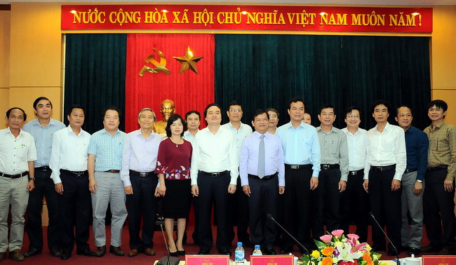 Bộ trưởng cùng các thành viên đoàn công tác và lãnh đạo tỉnh Quảng Ngãi tại buổi làm việc Bộ trưởng cùng các thành viên đoàn công tác và lãnh đạo tỉnh Quảng Ngãi tại buổi làm việc