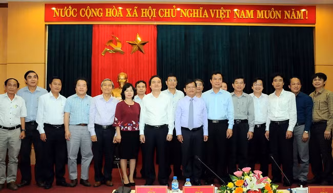 Bộ trưởng cùng các thành viên đoàn công tác và lãnh đạo tỉnh Quảng Ngãi tại buổi làm việc