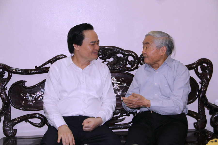 GS Phạm Minh Hạc quan tâm đến nhiều vấn đề lớn của giáo dục, đào tạo đất nước trong bối cảnh hiện nay GS Phạm Minh Hạc quan tâm đến nhiều vấn đề lớn của giáo dục, đào tạo đất nước trong bối cảnh hiện nay