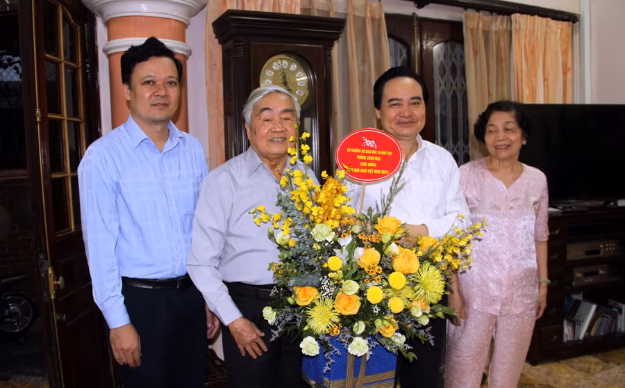 Bộ trưởng Phùng Xuân Nhạ chúc mừng GS.VS Phạm Minh Hạc, Chủ tịch Hội Cựu Giáo chức Việt Nam nhân dịp 20/11