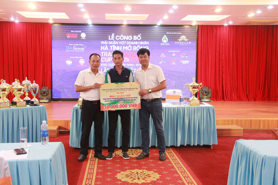 Công ty CP Đầu tư và Phát triển Đô thị mới Sông Lam tài trợ cho giải đấu. (Ảnh: Vũ Long) Công ty CP Đầu tư và Phát triển Đô thị mới Sông Lam tài trợ cho giải đấu. (Ảnh: Vũ Long)