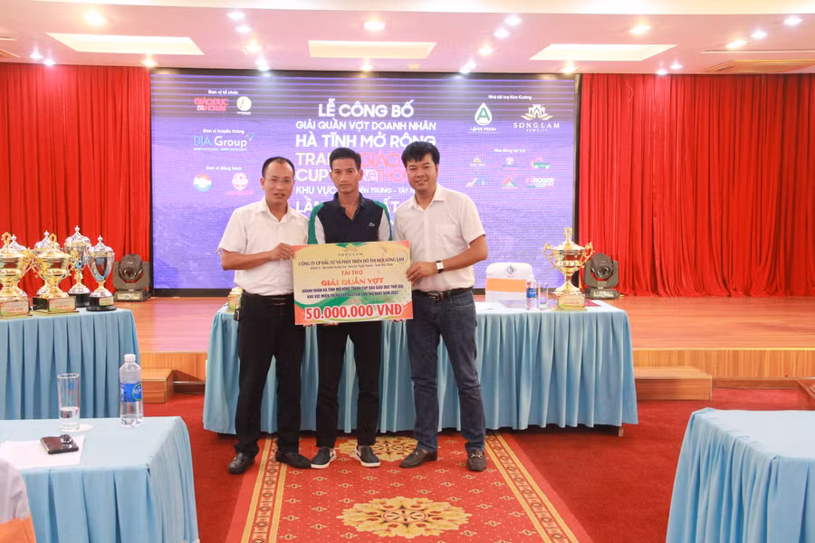 Công ty CP Đầu tư và Phát triển Đô thị mới Sông Lam tài trợ cho giải đấu. (Ảnh: Vũ Long)