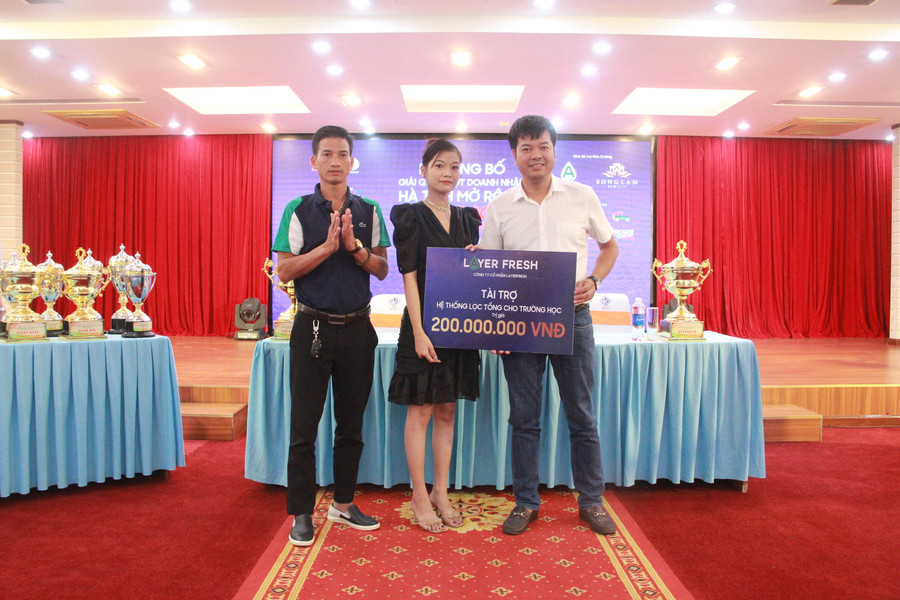 Công ty Cổ phần LayerFresh tài trợ hệ thống lọc tổng cho trường học trị giá 200 triệu đồng. (Ảnh: Vũ Long) Công ty Cổ phần LayerFresh tài trợ hệ thống lọc tổng cho trường học trị giá 200 triệu đồng. (Ảnh: Vũ Long)