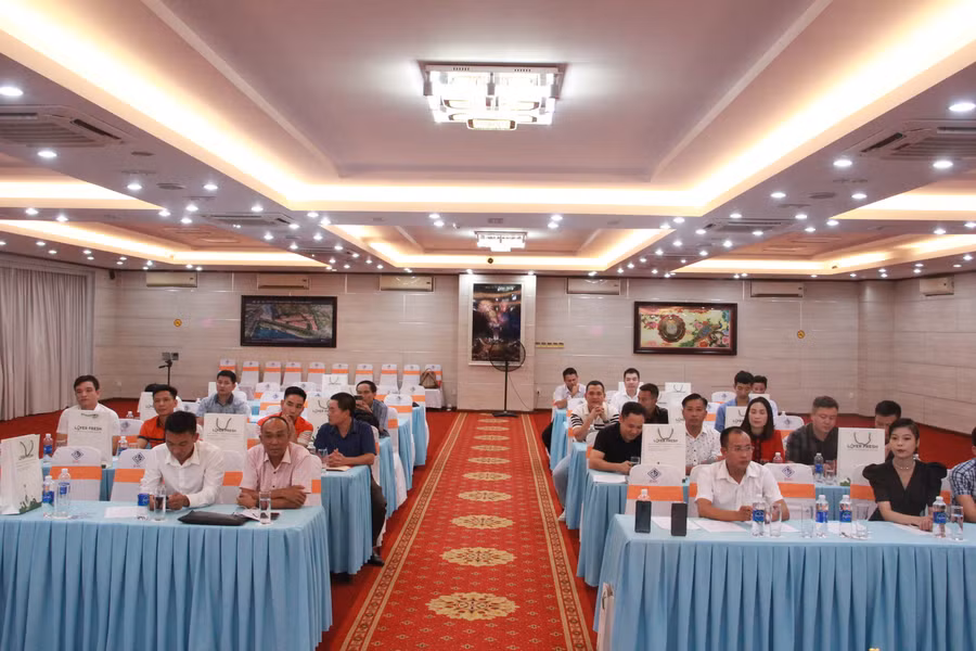 Các đại biểu, vận động viên và cơ quan truyền thông tham dự buổi lễ. (Ảnh: Vũ Long)