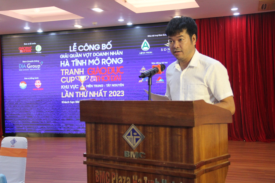 Nhà báo Nguyễn Văn Dũng, Trưởng đại diện Văn phòng Báo GD&TĐ, Trưởng BTC giải khai mạc buổi lễ. (Ảnh: Vũ Long) Nhà báo Nguyễn Văn Dũng, Trưởng đại diện Văn phòng Báo GD&TĐ, Trưởng BTC giải khai mạc buổi lễ. (Ảnh: Vũ Long)