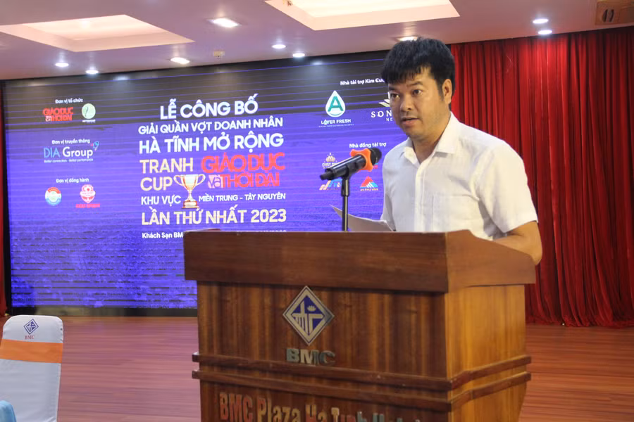 Nhà báo Nguyễn Văn Dũng, Trưởng đại diện Văn phòng Báo GD&amp;TĐ, Trưởng BTC giải khai mạc buổi lễ. (Ảnh: Vũ Long)