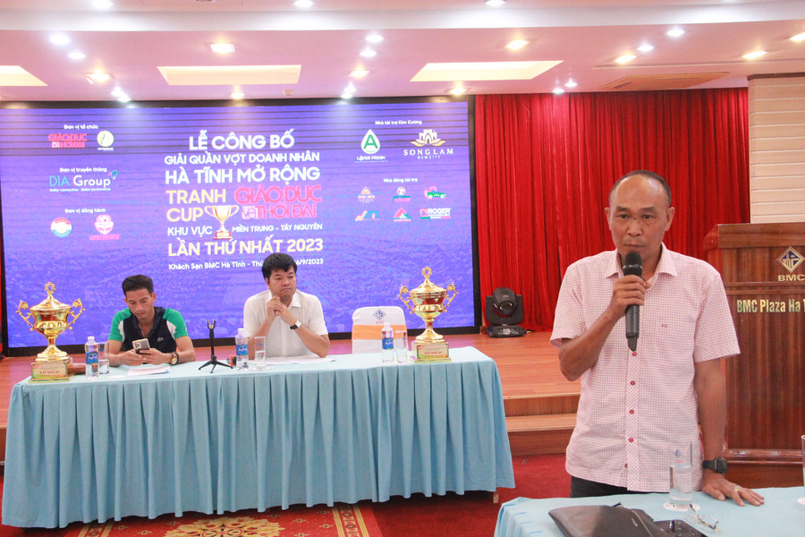 Ông Võ Hồng Sơn - Phó Giám đốc Sở Văn hóa Thể thao và Du lịch, Chủ tịch Liên đoàn Quần vợt Hà Tĩnh phát biểu tại buổi Lễ. (Ảnh: Vũ Long) Ông Võ Hồng Sơn - Phó Giám đốc Sở Văn hóa Thể thao và Du lịch, Chủ tịch Liên đoàn Quần vợt Hà Tĩnh phát biểu tại buổi Lễ. (Ảnh: Vũ Long)